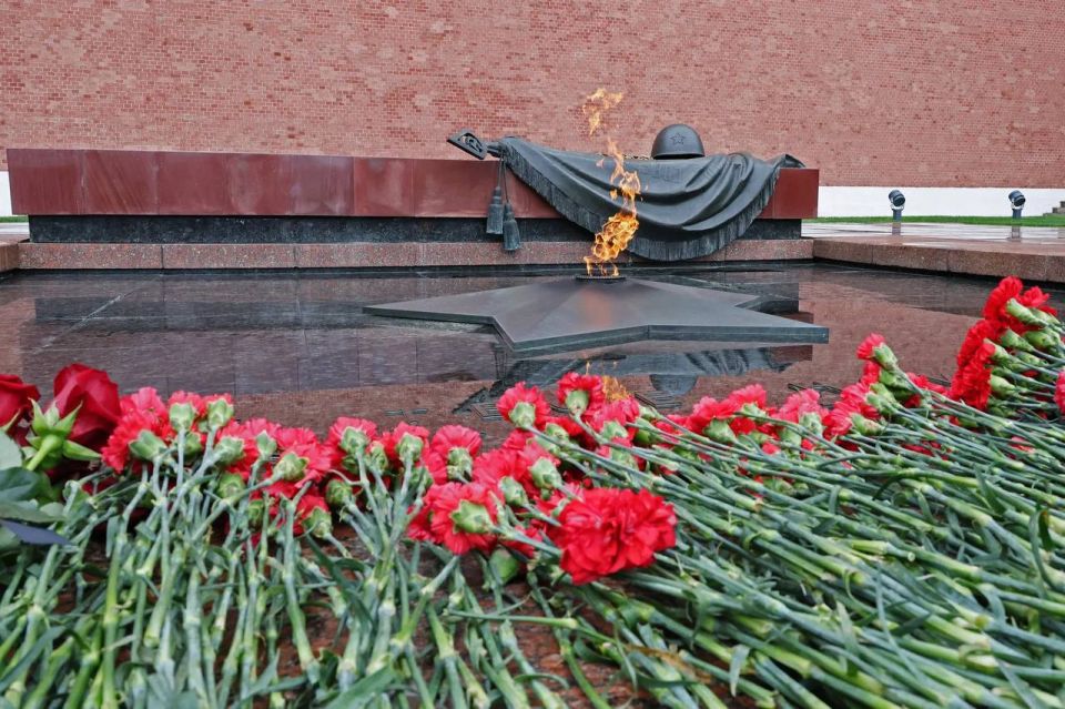 Делегация Росимущества приняла участие в церемонии возложения цветов к Могиле Неизвестного Солдата Делегация Росимущества приняла участие в церемонии возложения цветов к Могиле Неизвестного Солдата