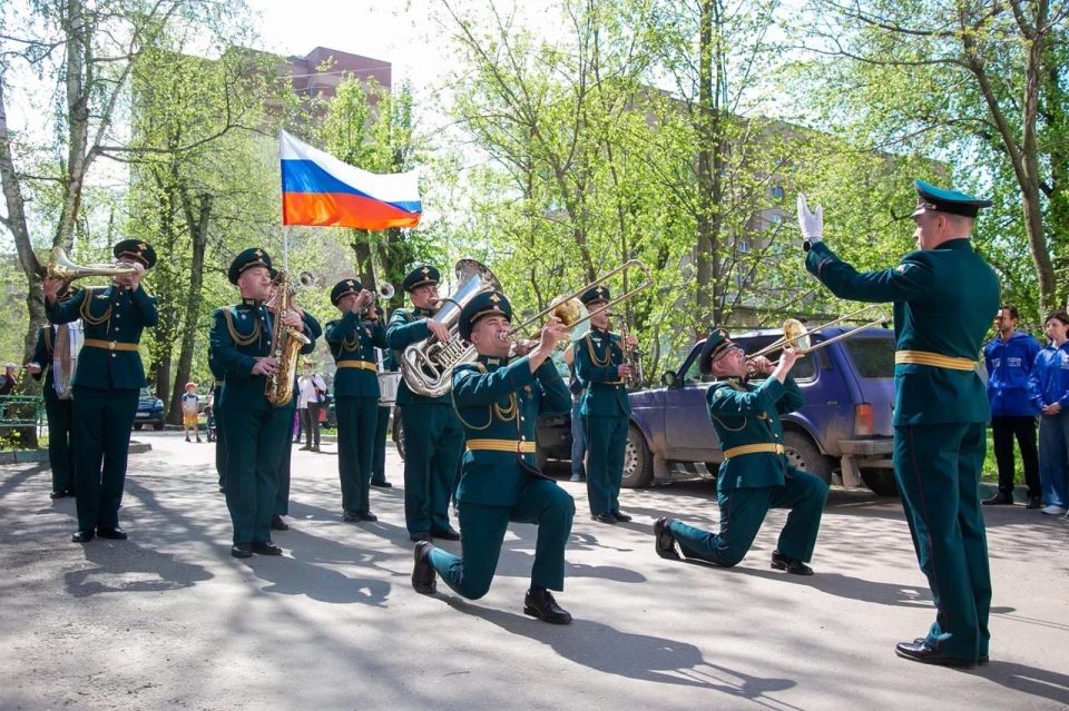 Праздничные марши и песни военных лет звучали сегодня для ветерана Великой Отечественной войны, Почетного гражданина Коломны Евгения Павловича Сляднева - во дворе дома фронтовика играл военный оркестр Праздничные марши и песни военных лет звучали сегодня для ветерана Великой Отечественной войны, Почетного гражданина Коломны Евгения Павловича Сляднева - во дворе дома фронтовика играл военный оркестр