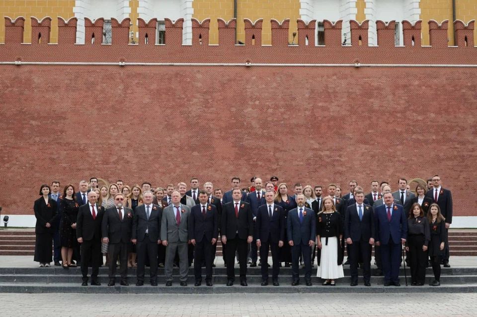 Делегация Росимущества приняла участие в церемонии возложения цветов к Могиле Неизвестного Солдата Делегация Росимущества приняла участие в церемонии возложения цветов к Могиле Неизвестного Солдата