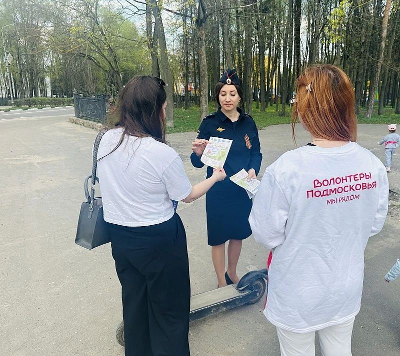 Сотрудники Госавтоинспекции совместно с волонтерами провели профилактические беседы с пользователями средств индивидуальной мобильности Сотрудники Госавтоинспекции совместно с волонтерами провели профилактические беседы с пользователями средств индивидуальной мобильности