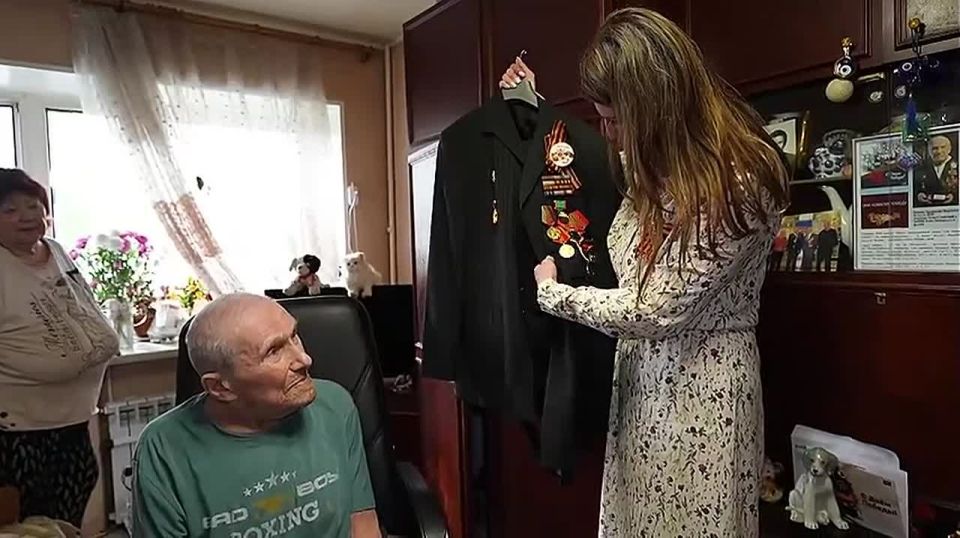 Заместитель главы округа Елена Панькив передала поздравления от губернатора Московской области Андрея Воробьёва и главы округа Максима Красноцветова, а также от депутатского корпуса и партии «Единая Россия» жителю города...
