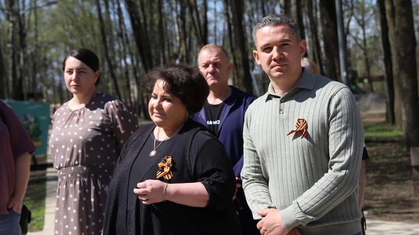 ВСЕ В ПАРК!. Погода уже летняя - тепло, солнечно, самое время гулять (даже несмотря на грядущее похолодание)