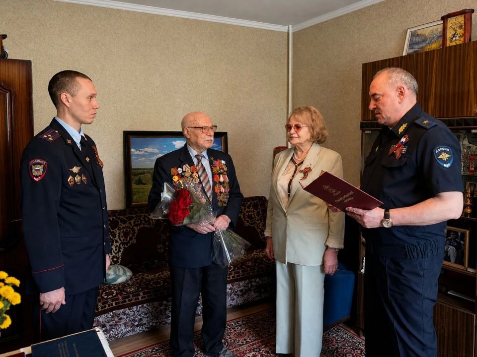 Заместитель начальника подмосковного Главка МВД России - начальник ГСУ Александр Воронин поздравил ветерана Великой Отечественной войны с Днём Победы