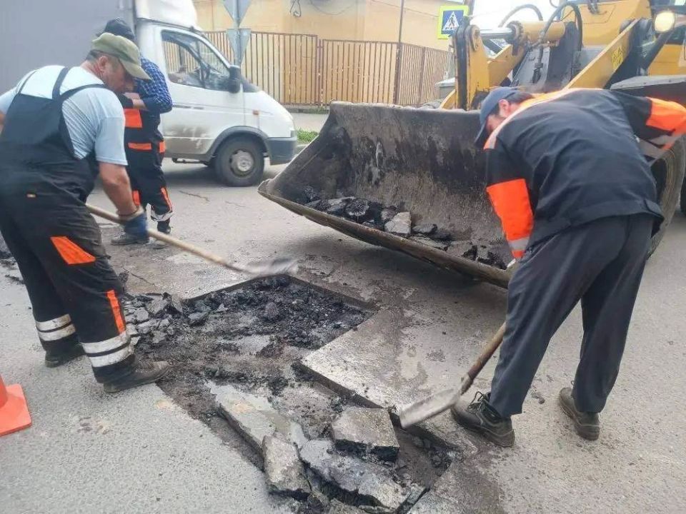 Ямочный ремонт дорог: где сегодня работают дорожные службы Ямочный ремонт дорог: где сегодня работают дорожные службы