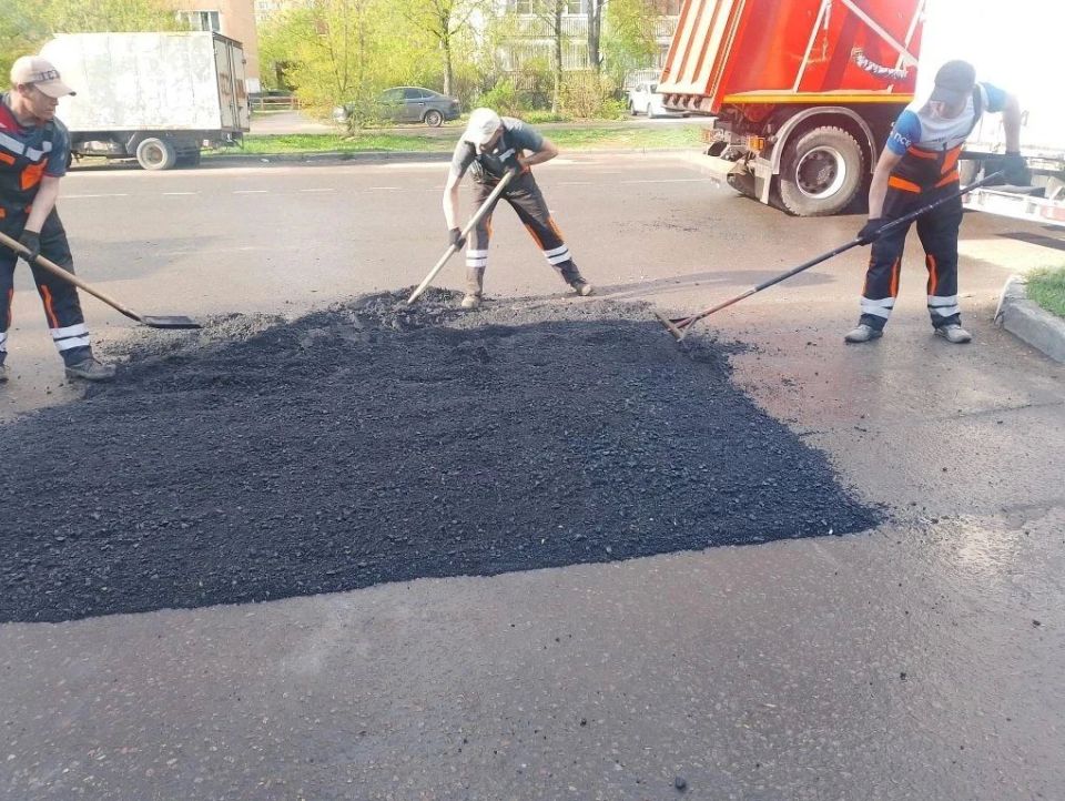 Ямочный ремонт дорог: где сегодня работают дорожные службы Ямочный ремонт дорог: где сегодня работают дорожные службы