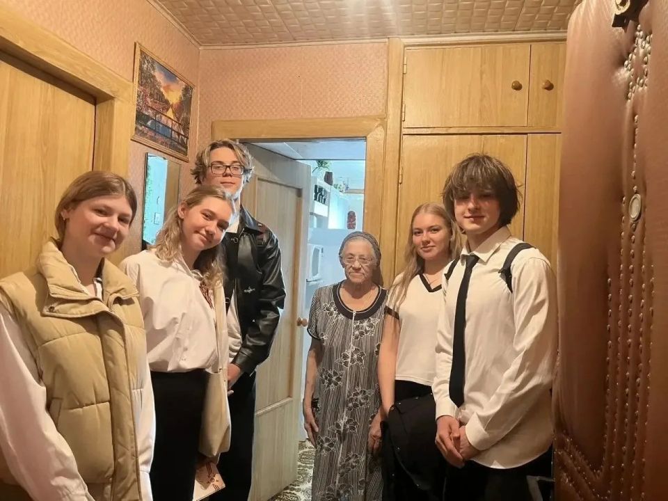 Школьники Ступино поздравили ветеранов с Днём Победы Школьники Ступино поздравили ветеранов с Днём Победы