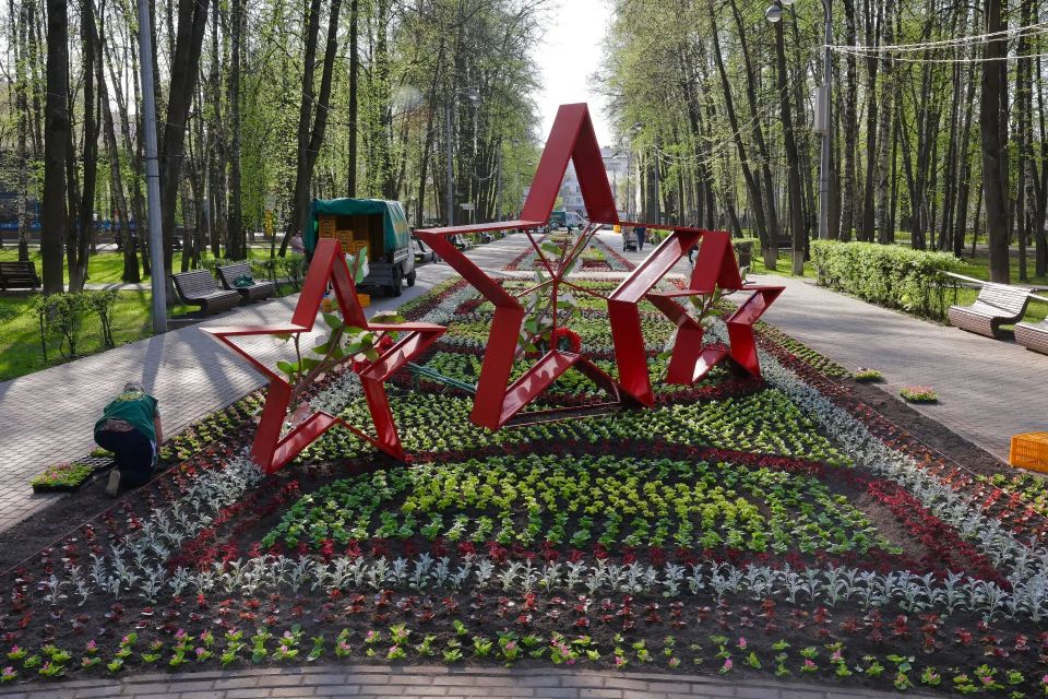 Королёв одевается в яркие цветочные композиции Королёв одевается в яркие цветочные композиции