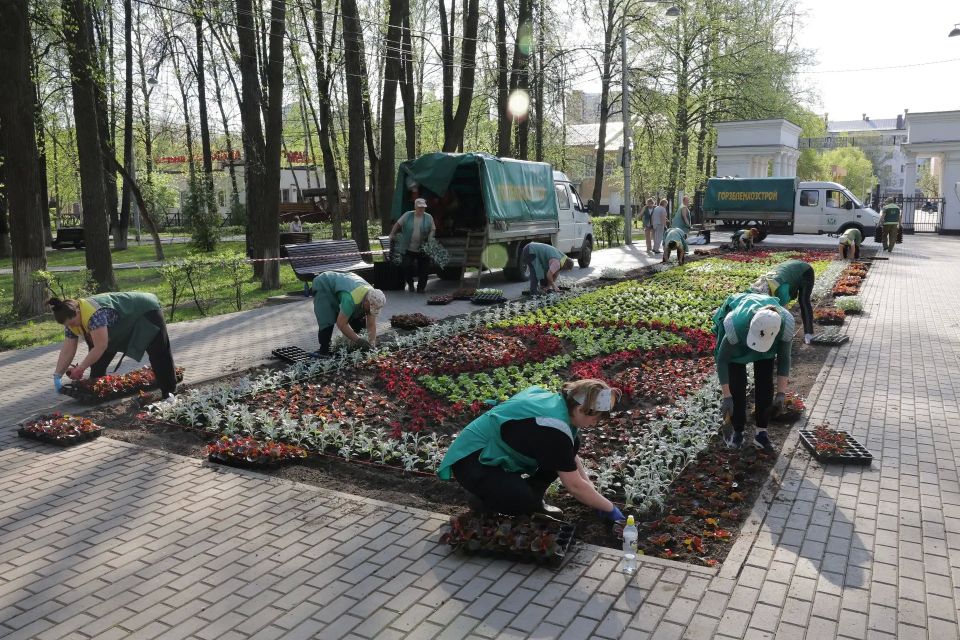Королёв одевается в яркие цветочные композиции