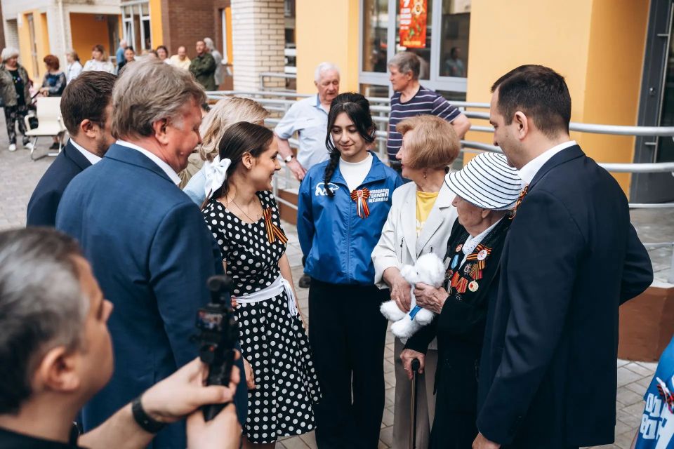 Андрей Булгаков: Адресно поздравляем наших дорогих ветеранов с наступающим Днём Победы. Андрей Булгаков: Адресно поздравляем наших дорогих ветеранов с наступающим Днём Победы.