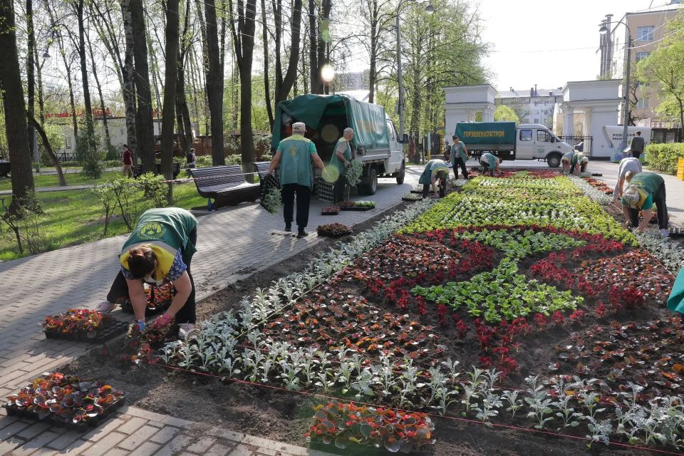 Королёв одевается в яркие цветочные композиции Королёв одевается в яркие цветочные композиции