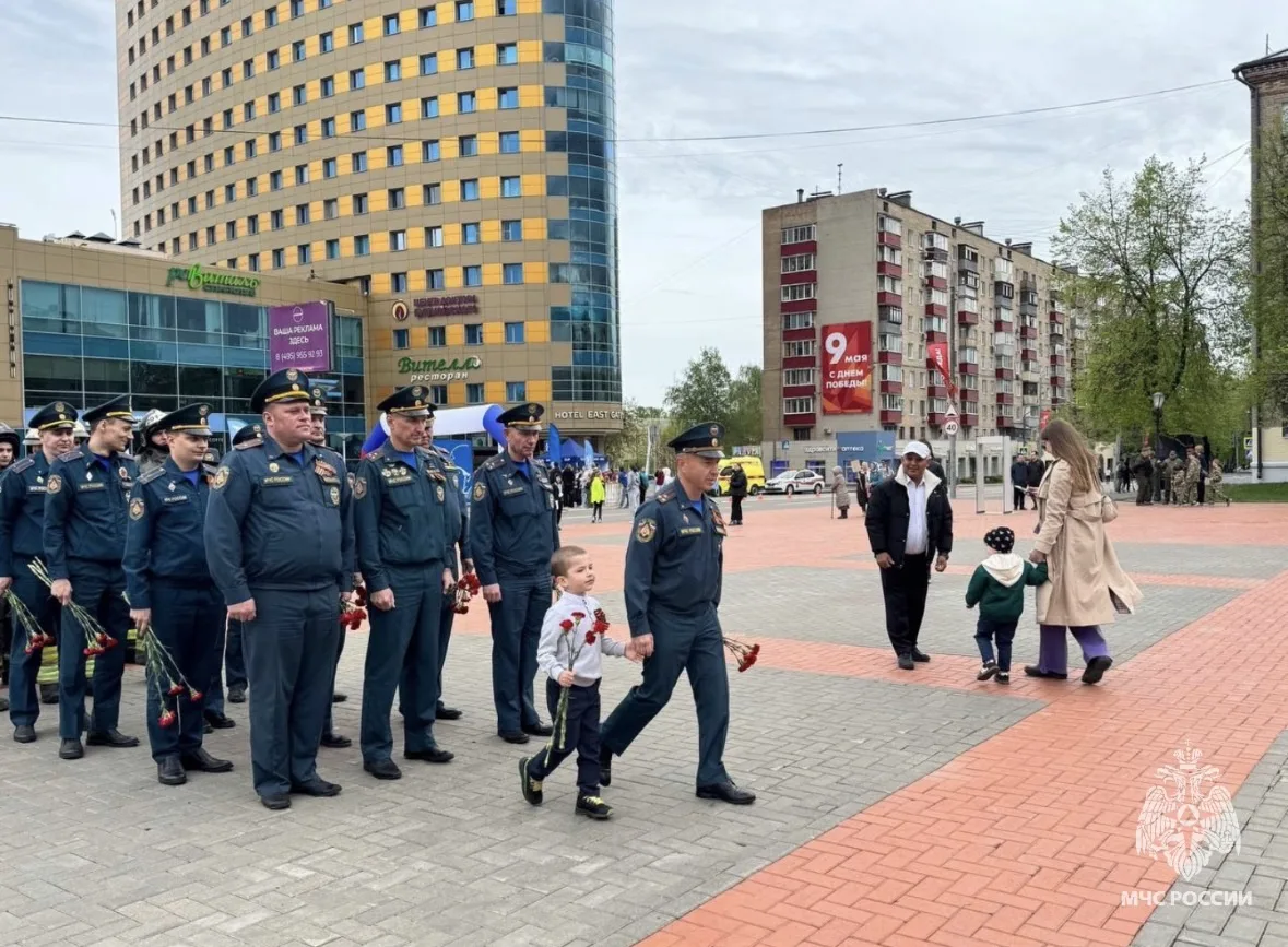Сотрудники МЧС России почтили память героев в День Победы Сотрудники МЧС России почтили память героев в День Победы