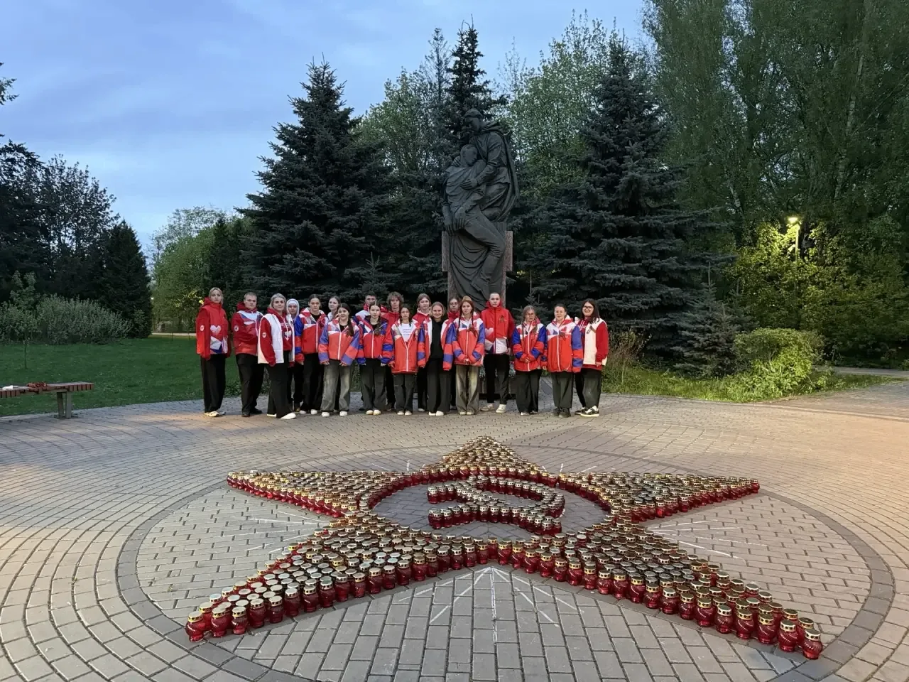 В Химках провели акцию «Лучи Победы» в память о героях войны В Химках провели акцию «Лучи Победы» в память о героях войны