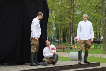 В парке Островского состоялся показ пьесы «Три танкиста»