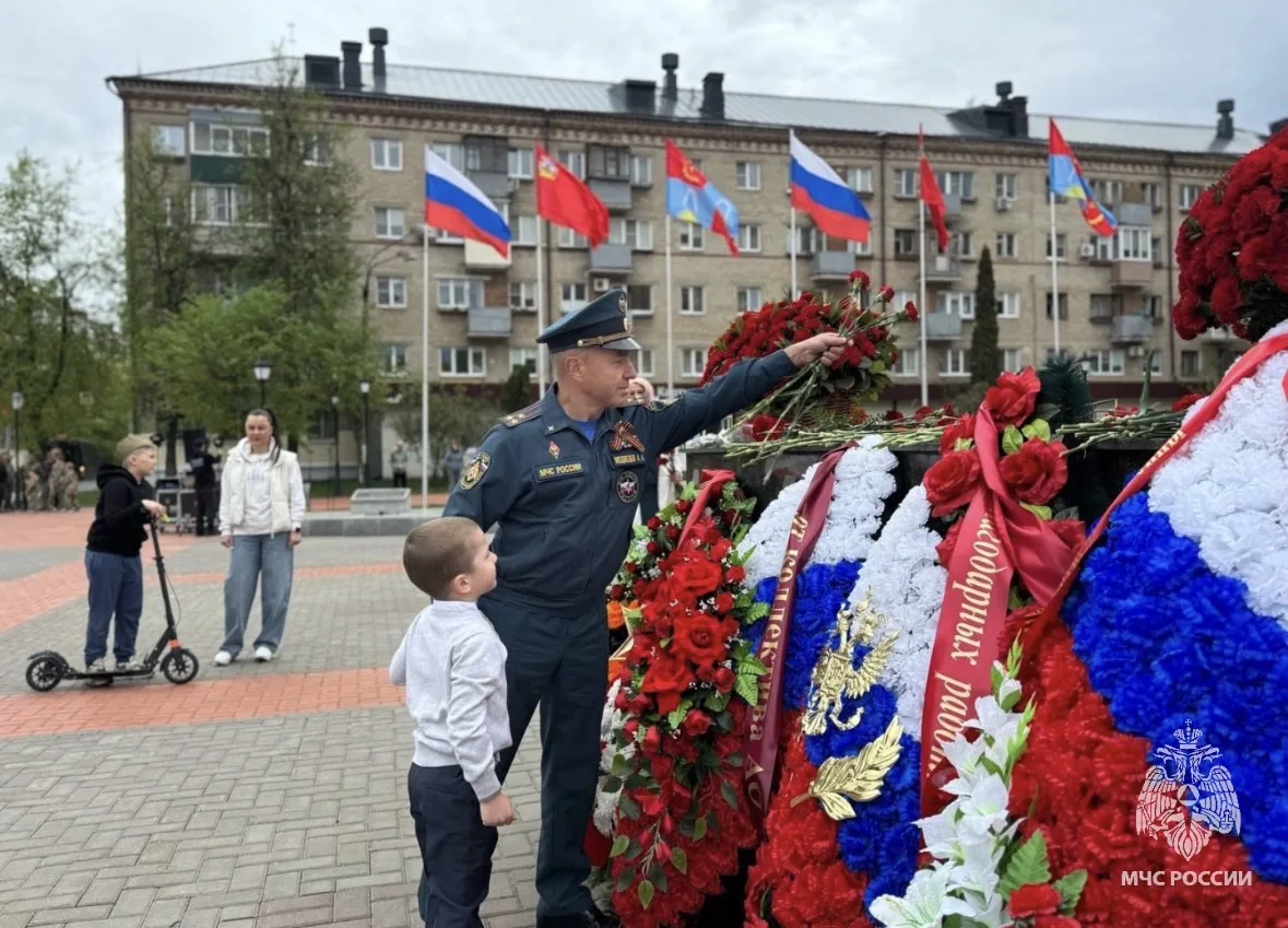 Сотрудники МЧС России почтили память героев в День Победы