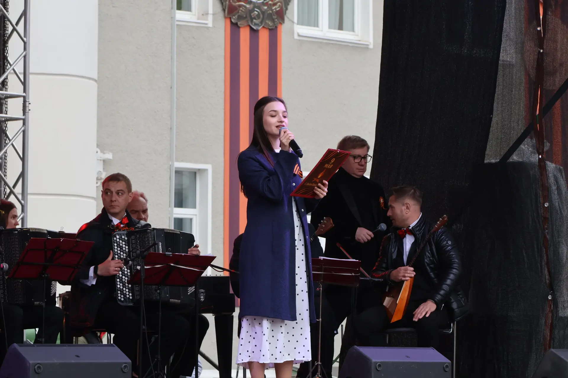 В Ступино на сцене перед Дворцом культуры прошел праздничный концерт в честь 81-й годовщины Победы В Ступино на сцене перед Дворцом культуры прошел праздничный концерт в честь 81-й годовщины Победы