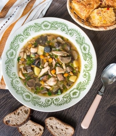Осенние ароматы: наслаждение грибным супом с курицей и лесными дарами