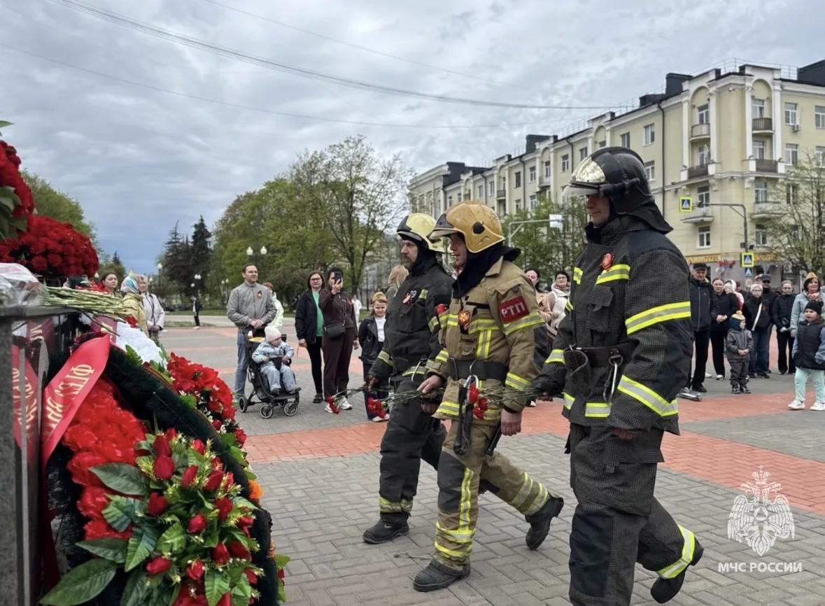Сотрудники МЧС России почтили память героев в День Победы Сотрудники МЧС России почтили память героев в День Победы