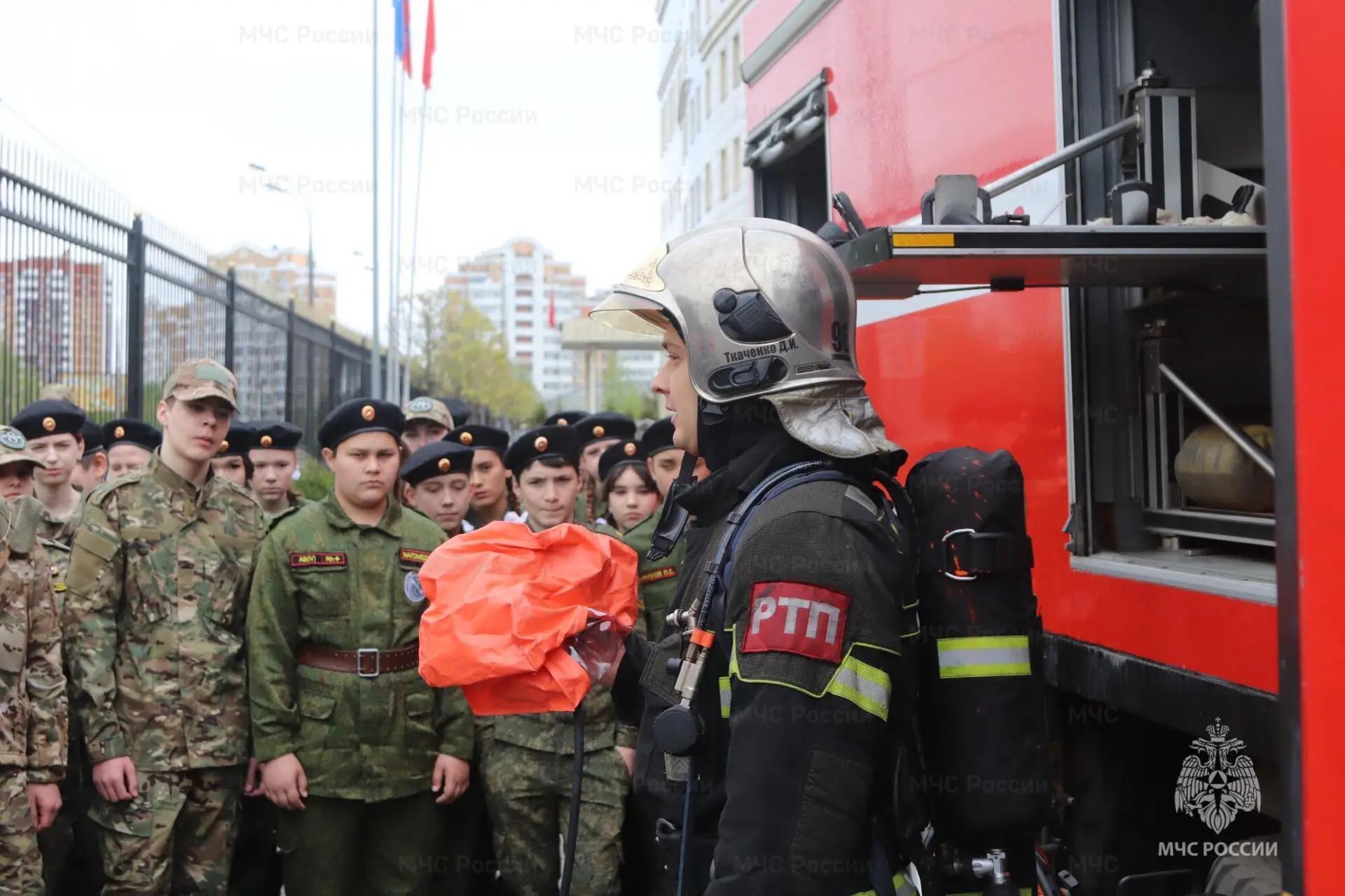 В Химках сотрудники МЧС России провели экскурсию для кадетов Подмосковья В Химках сотрудники МЧС России провели экскурсию для кадетов Подмосковья