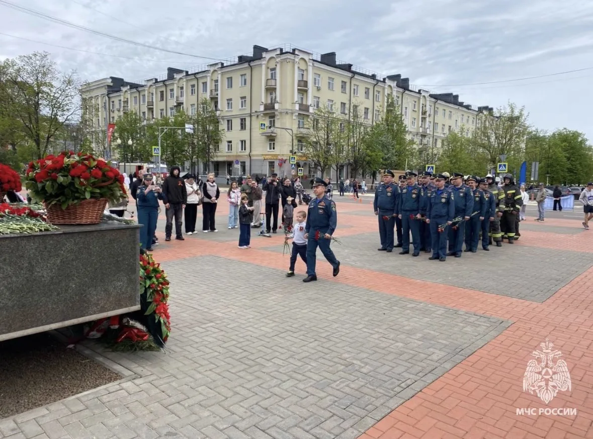 Сотрудники МЧС России почтили память героев в День Победы Сотрудники МЧС России почтили память героев в День Победы