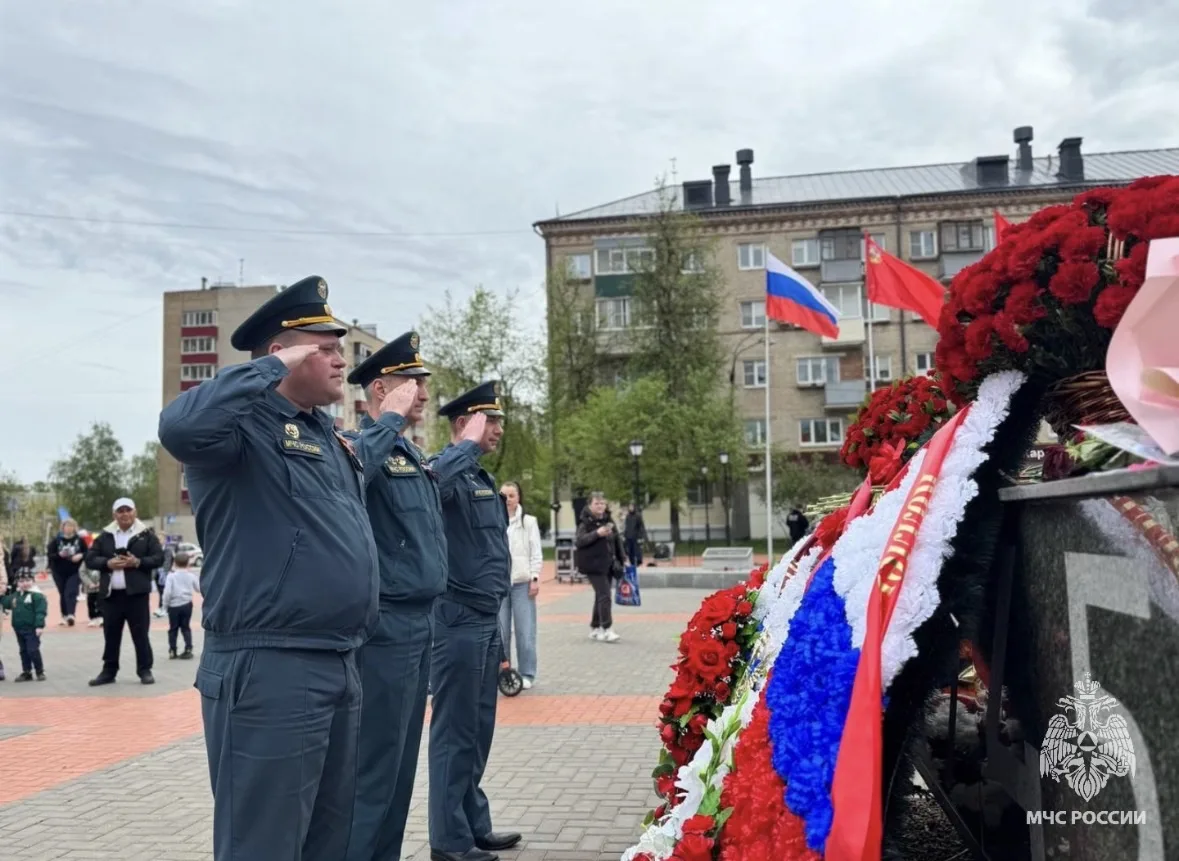 Сотрудники МЧС России почтили память героев в День Победы Сотрудники МЧС России почтили память героев в День Победы