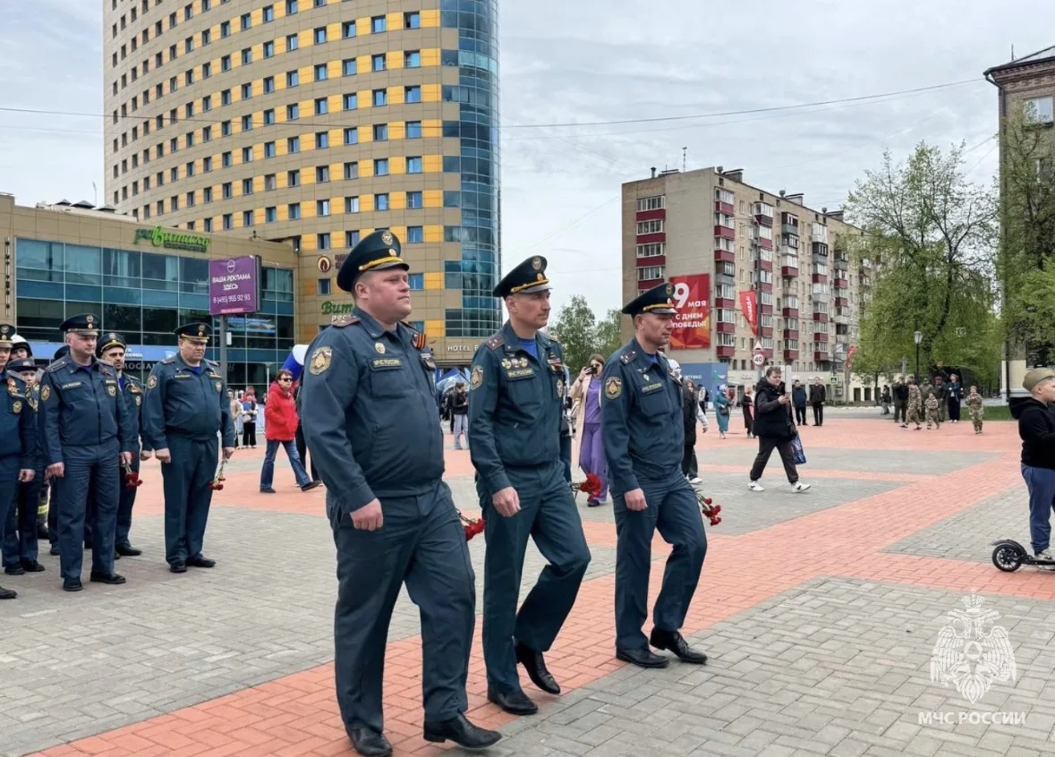 Сотрудники МЧС России почтили память героев в День Победы Сотрудники МЧС России почтили память героев в День Победы