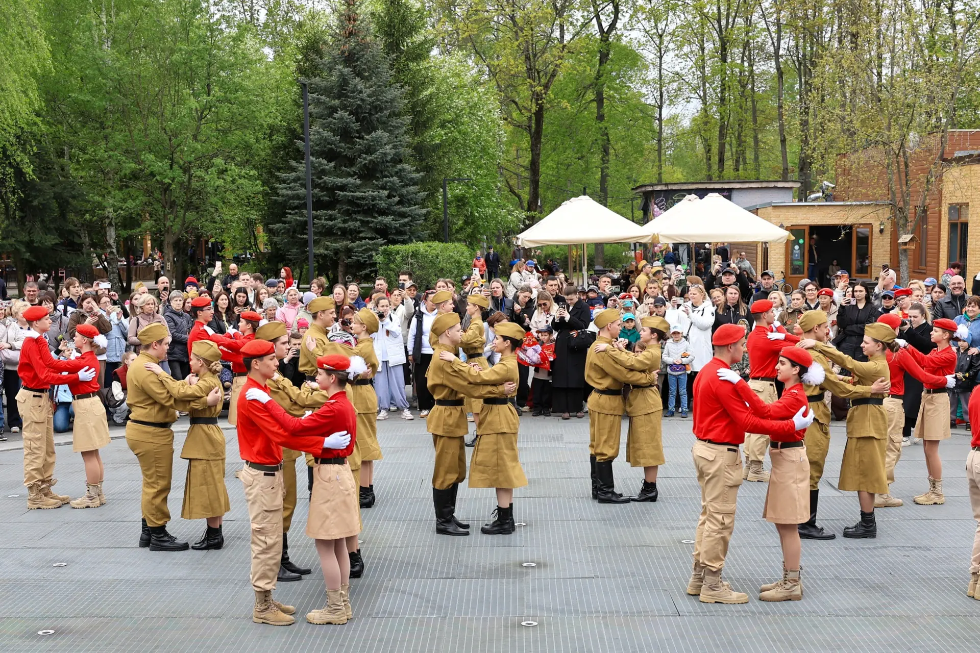 Юлия Купецкая: Май! Весна! Победа!. Одной из главных точек притяжения в праздничный день стал наш Парк Мира Юлия Купецкая: Май! Весна! Победа!. Одной из главных точек притяжения в праздничный день стал наш Парк Мира