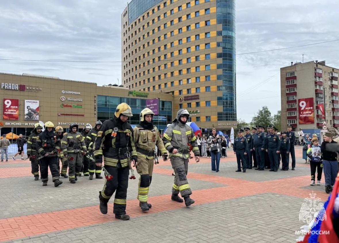 Сотрудники МЧС России почтили память героев в День Победы Сотрудники МЧС России почтили память героев в День Победы