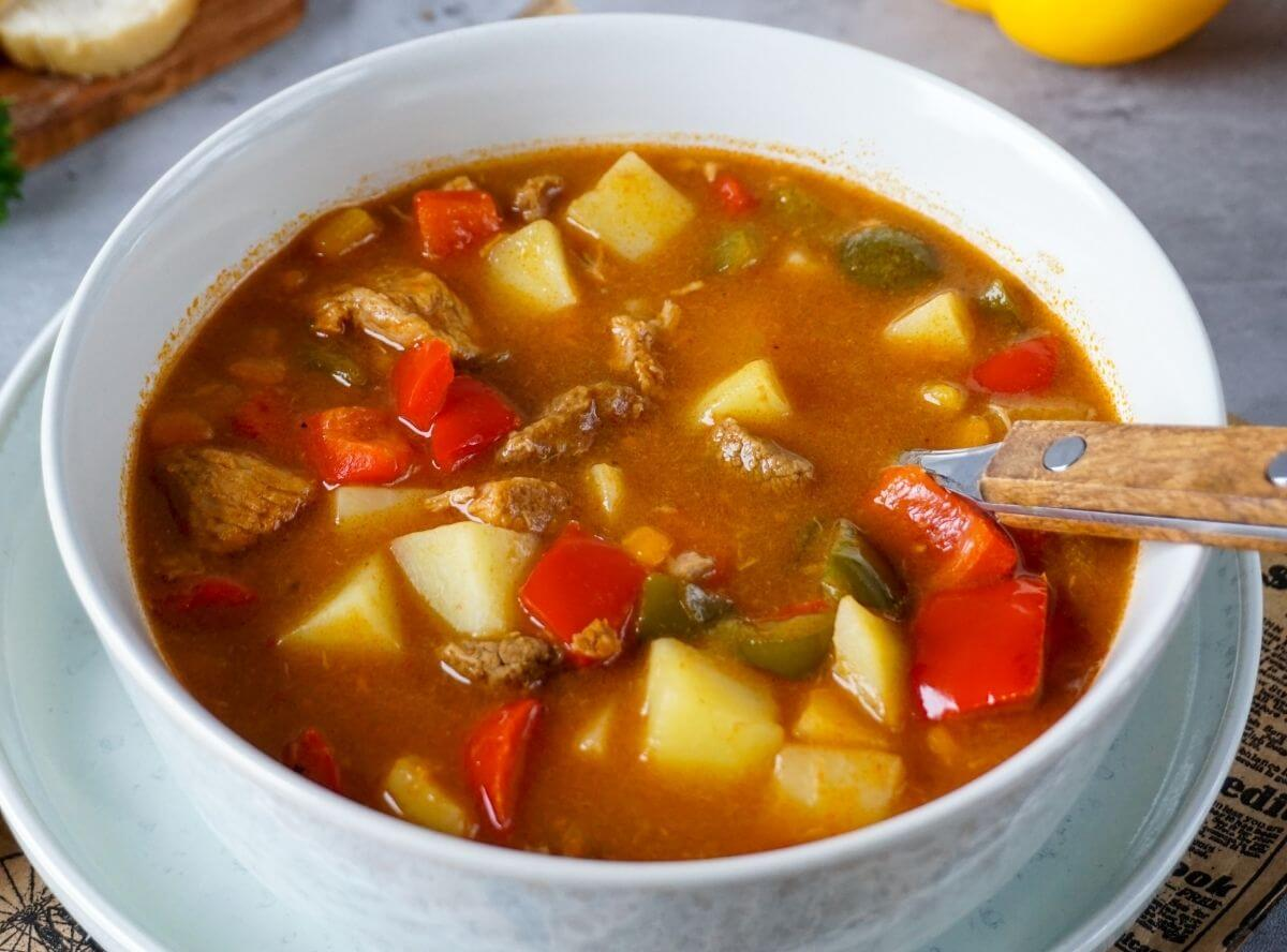 Суп-гуляш: Сытное блюдо из детства с ноткой венгерской кухни