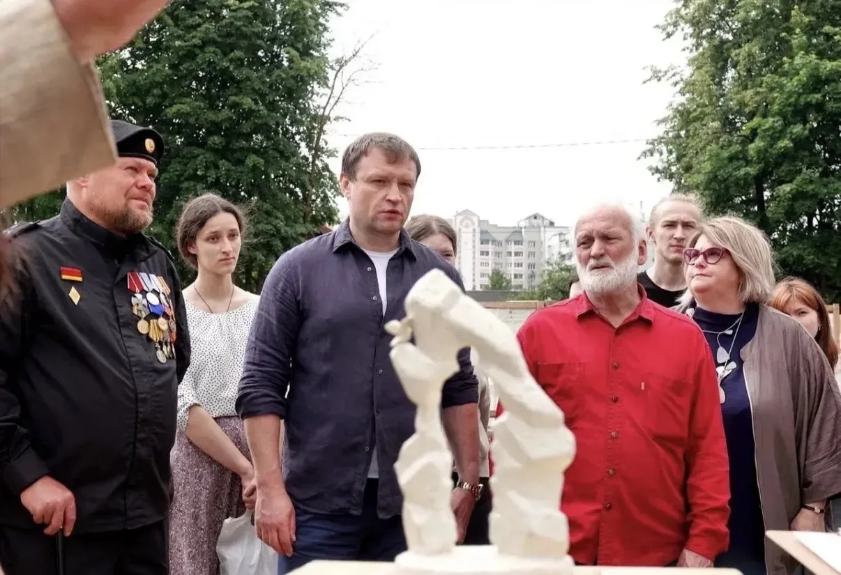 Сходили сегодня с Андреем Яковлевым на ул. Глинки. Здесь, на небольшой уютной площади, стоит стела в честь наших ребят из ОМОНа и других подразделений, погибших в локальных конфликтах Сходили сегодня с Андреем Яковлевым на ул. Глинки. Здесь, на небольшой уютной площади, стоит стела в честь наших ребят из ОМОНа и других подразделений, погибших в локальных конфликтах
