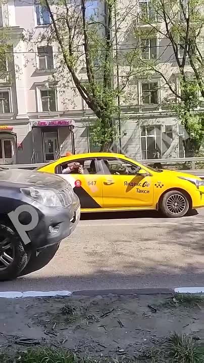 Марина Ахмедова: В Балашихе посреди белого дня остановилось такси на оживленной дороге, из него вышел пассажир и начал справдять нужду прямо посреди проспекта, где много маленьких детей