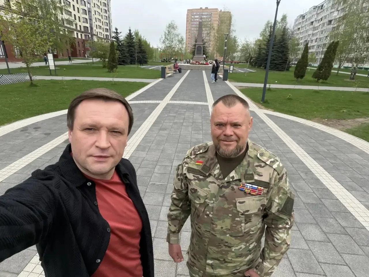 Сходили сегодня с Андреем Яковлевым на ул. Глинки. Здесь, на небольшой уютной площади, стоит стела в честь наших ребят из ОМОНа и других подразделений, погибших в локальных конфликтах Сходили сегодня с Андреем Яковлевым на ул. Глинки. Здесь, на небольшой уютной площади, стоит стела в честь наших ребят из ОМОНа и других подразделений, погибших в локальных конфликтах