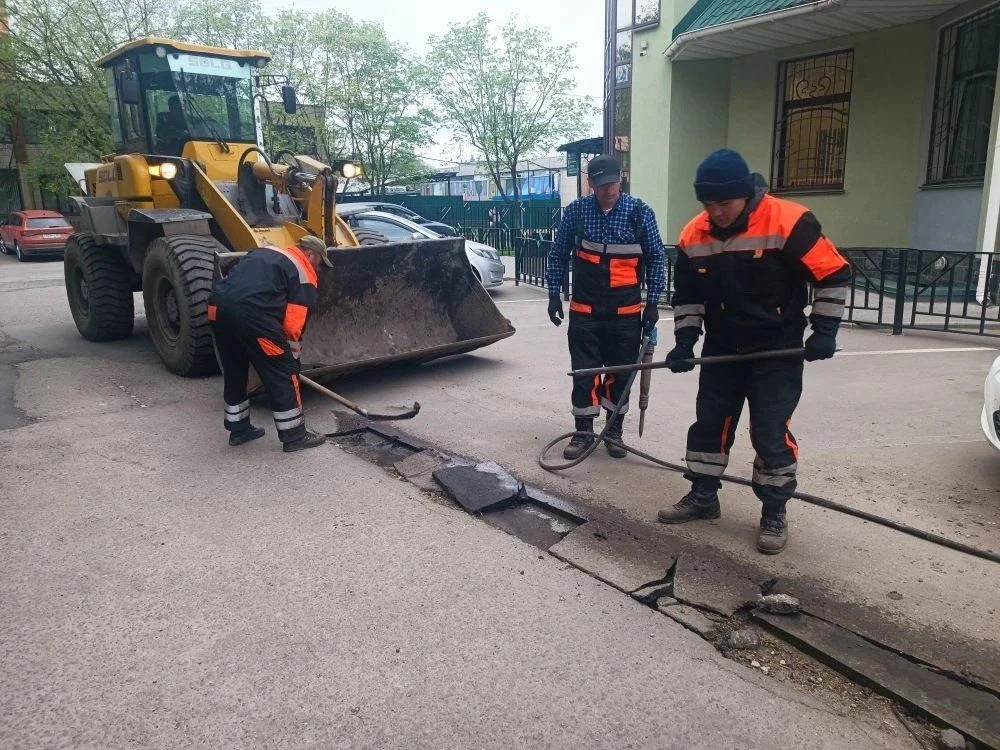 Сотрудники предприятия «Автобытдор» продолжают ежедневные работы по ямочному ремонту на дорогах и во дворах Сотрудники предприятия «Автобытдор» продолжают ежедневные работы по ямочному ремонту на дорогах и во дворах