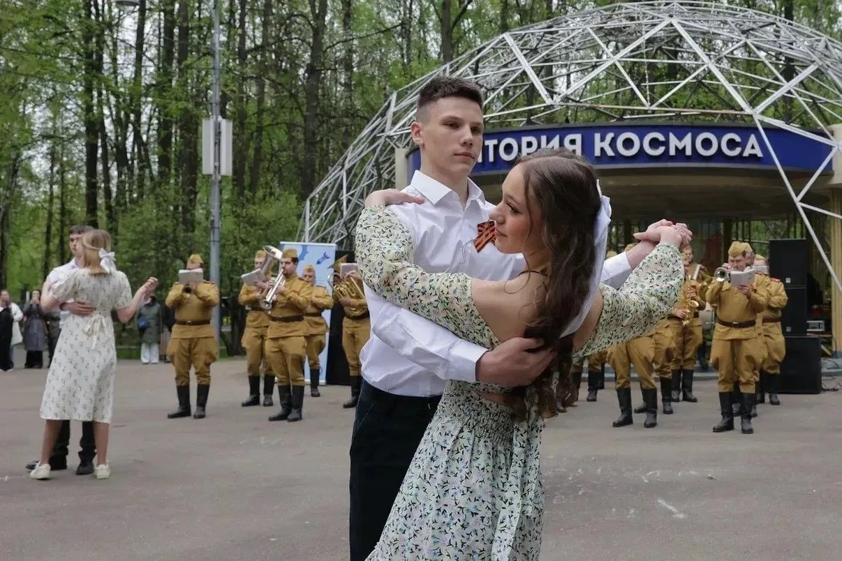 Волонтёры Королёва станцевали «Вальс Победы» Волонтёры Королёва станцевали «Вальс Победы»