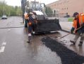 Сотрудники предприятия «Автобытдор» продолжают ежедневные работы по ямочному ремонту на дорогах и во дворах