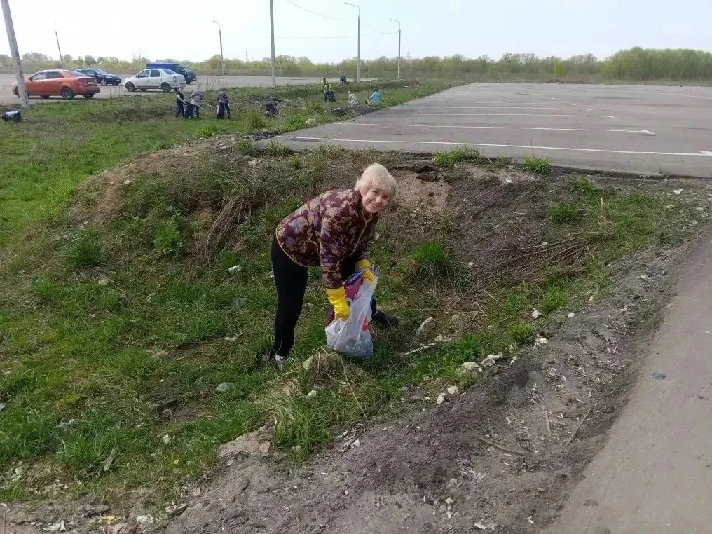 Жители, управляющая компания, члены Совета ветеранов, подрядная организация и территориальный отдел объединили усилия для уборки территории Жители, управляющая компания, члены Совета ветеранов, подрядная организация и территориальный отдел объединили усилия для уборки территории