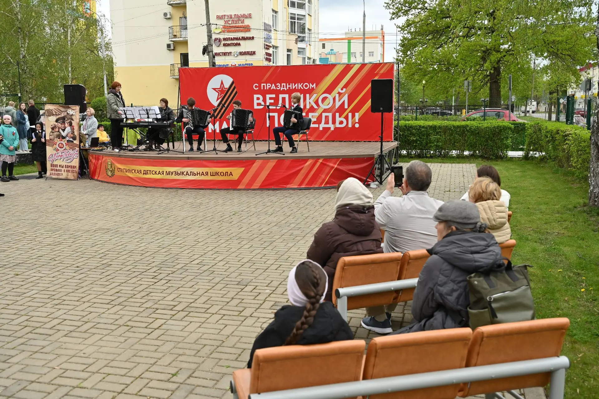 Песни и стихи военных лет прозвучали в сквере музыкальной школы Песни и стихи военных лет прозвучали в сквере музыкальной школы