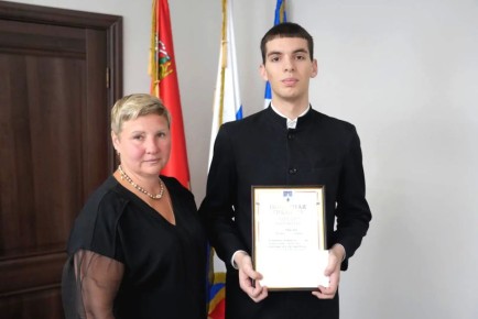 Сегодня с большим удовольствием вручила Почетную грамоту и наградила от партии «Единая Россия» жителя нашего округа Богдана Ермилова