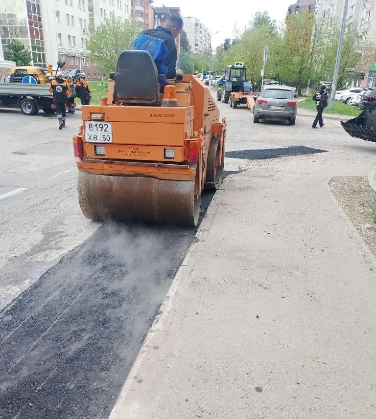 Сотрудники предприятия «Автобытдор» продолжают ежедневные работы по ямочному ремонту на дорогах и во дворах Сотрудники предприятия «Автобытдор» продолжают ежедневные работы по ямочному ремонту на дорогах и во дворах