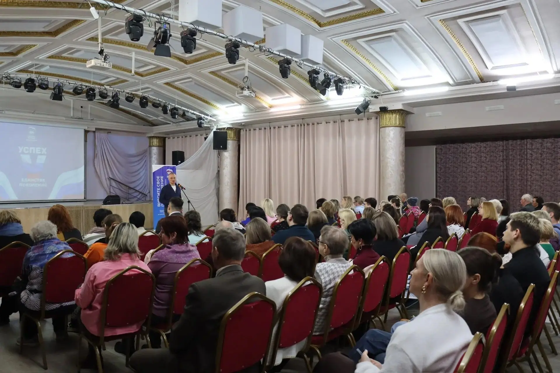 Александр Коган встретился с коллективом Культурно-творческого центра: говорили о развитии округа, проблемах жителей и предварительном голосовании Александр Коган встретился с коллективом Культурно-творческого центра: говорили о развитии округа, проблемах жителей и предварительном голосовании