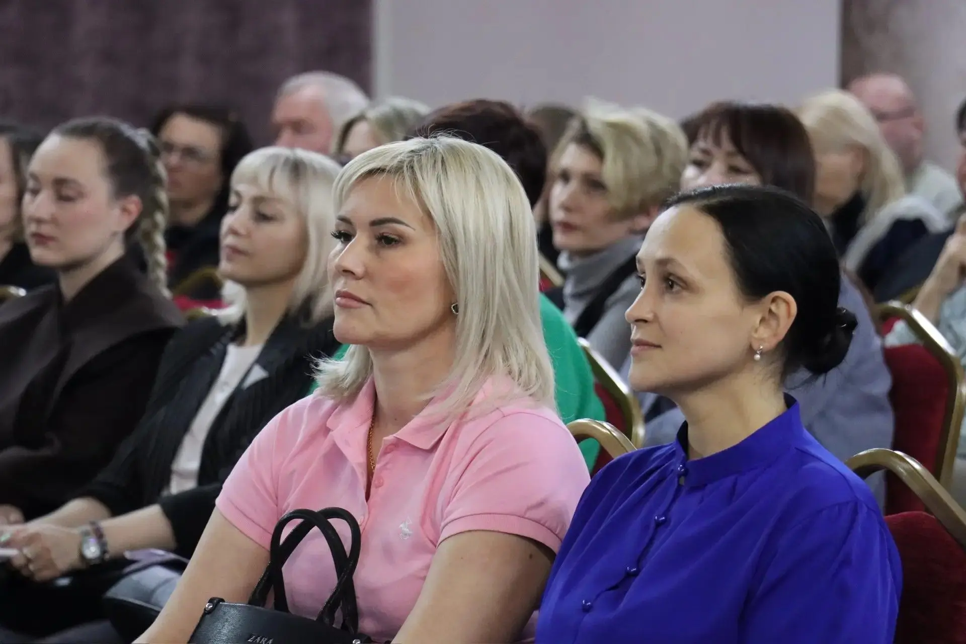 Александр Коган встретился с коллективом Культурно-творческого центра: говорили о развитии округа, проблемах жителей и предварительном голосовании Александр Коган встретился с коллективом Культурно-творческого центра: говорили о развитии округа, проблемах жителей и предварительном голосовании