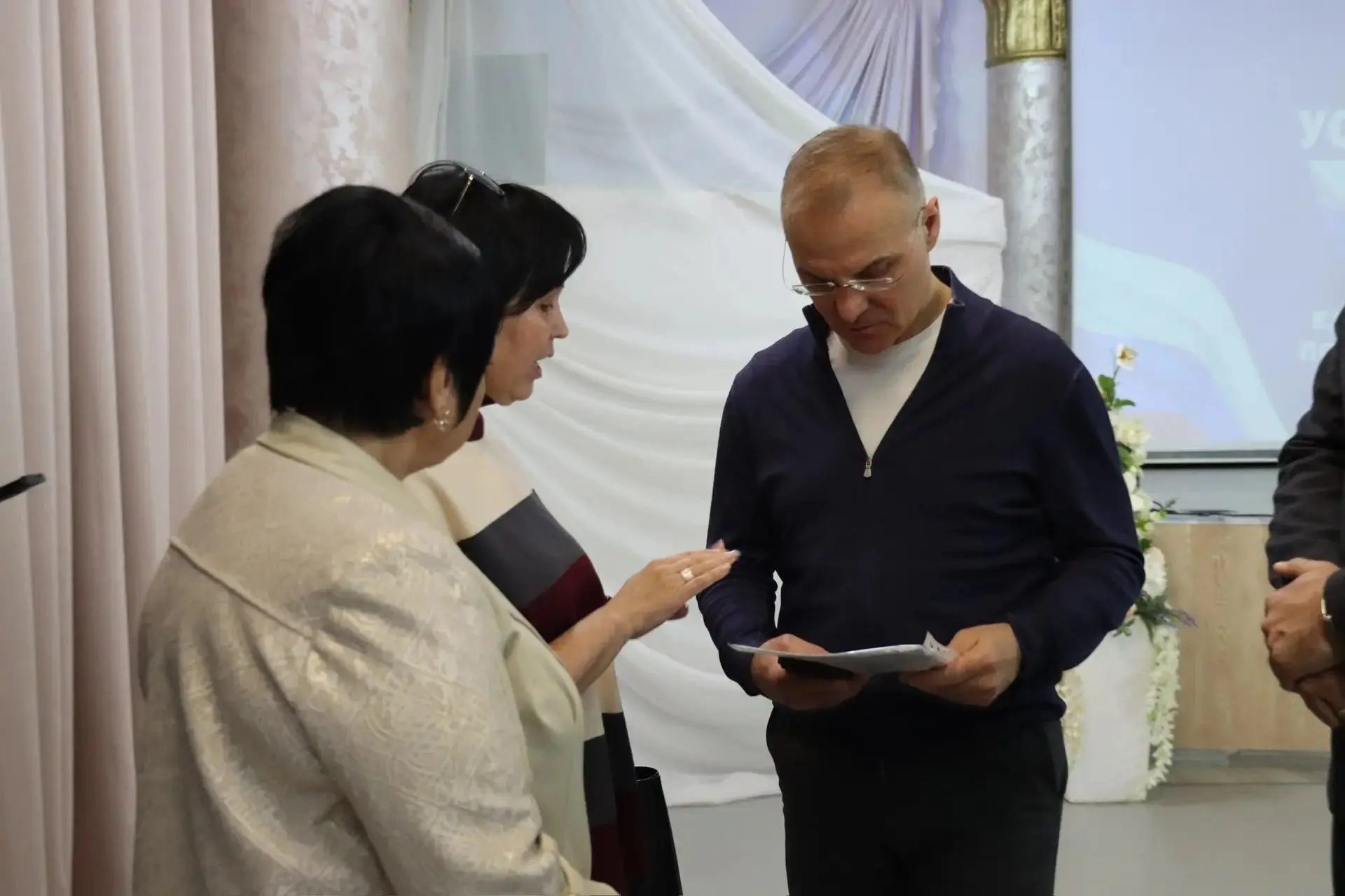 Александр Коган встретился с коллективом Культурно-творческого центра: говорили о развитии округа, проблемах жителей и предварительном голосовании Александр Коган встретился с коллективом Культурно-творческого центра: говорили о развитии округа, проблемах жителей и предварительном голосовании
