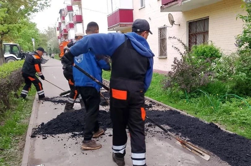 Ямочный ремонт дорог: где сегодня работают техника и дорожные бригады Ямочный ремонт дорог: где сегодня работают техника и дорожные бригады