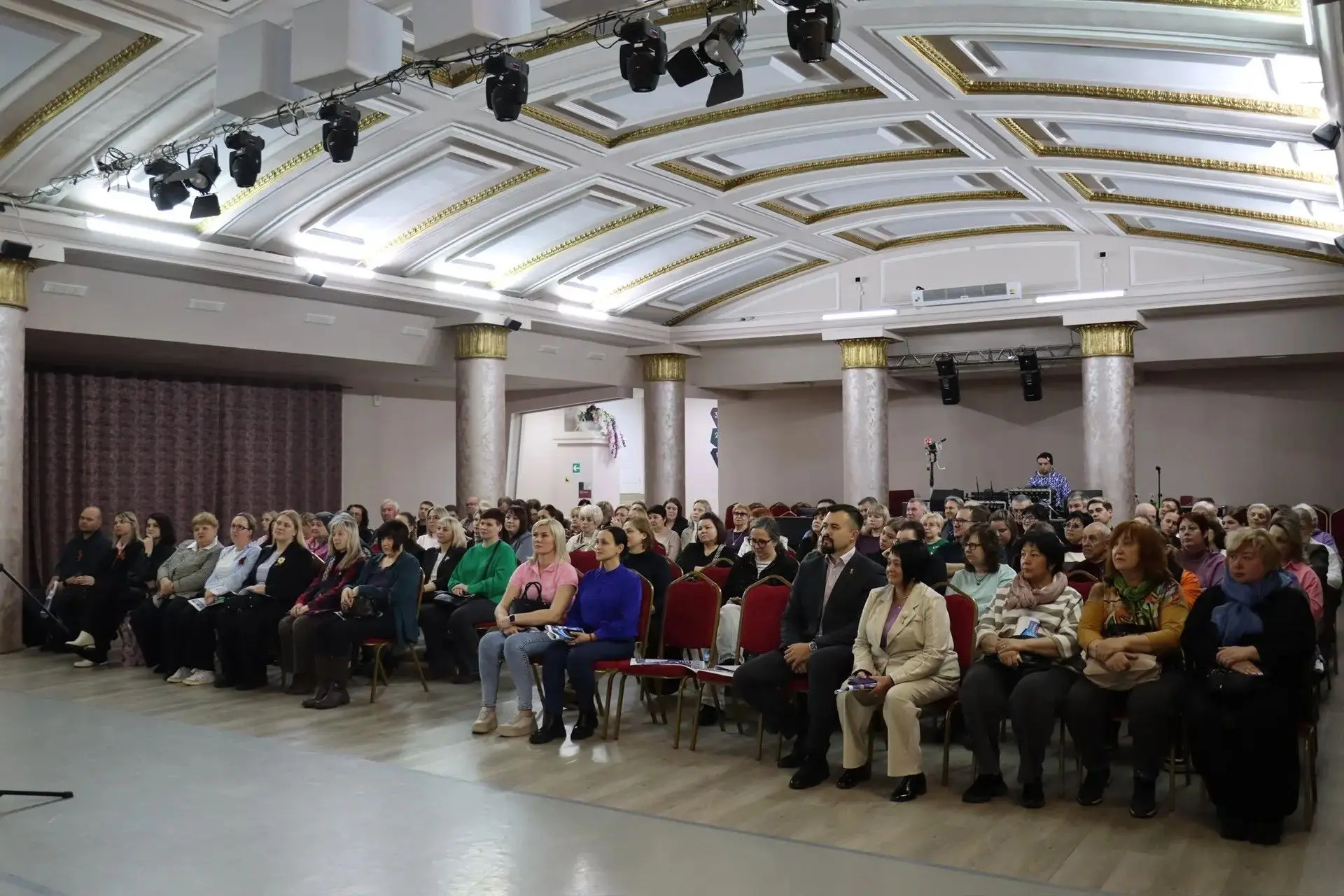 Александр Коган встретился с коллективом Культурно-творческого центра: говорили о развитии округа, проблемах жителей и предварительном голосовании Александр Коган встретился с коллективом Культурно-творческого центра: говорили о развитии округа, проблемах жителей и предварительном голосовании