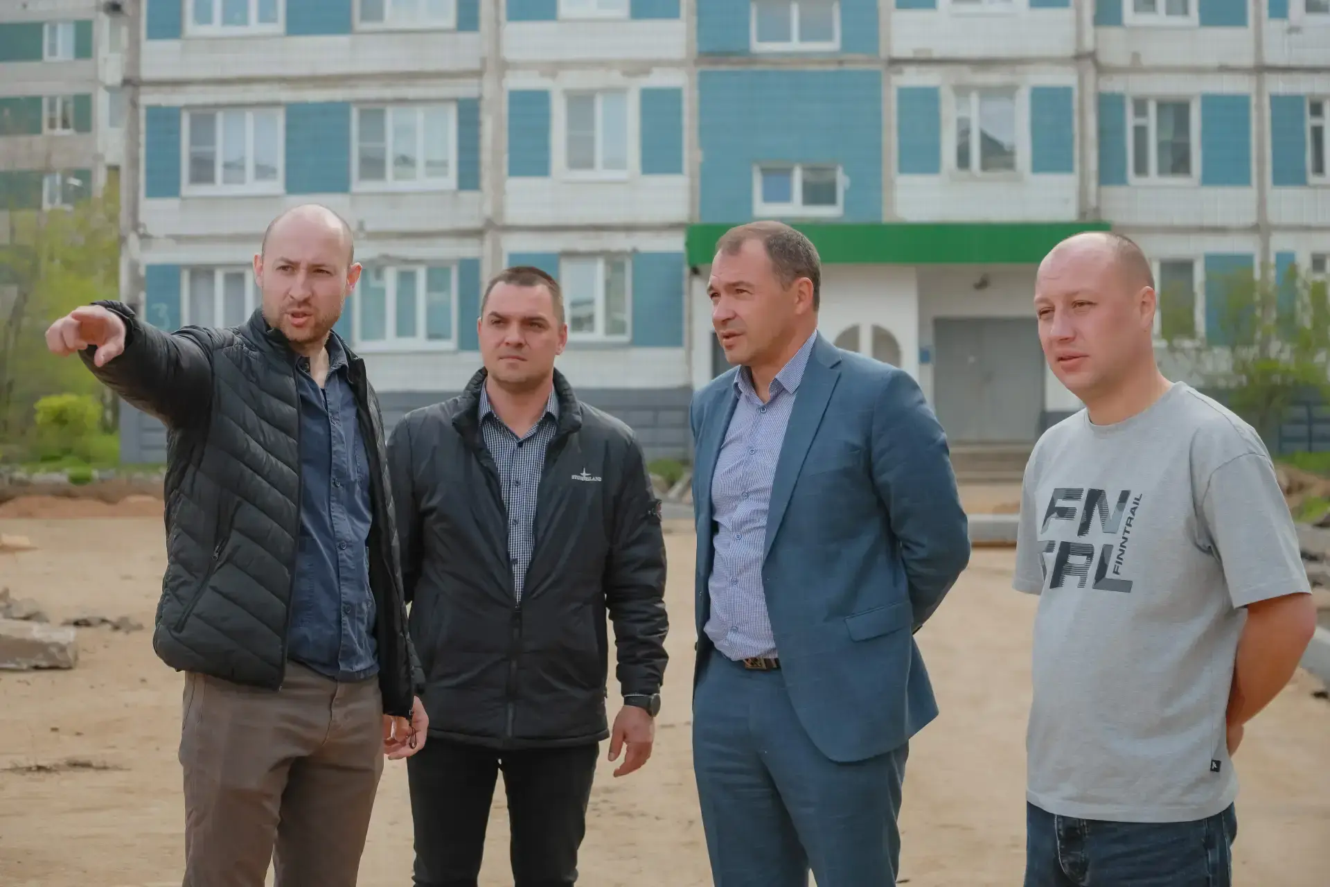 Заместитель главы Сергиево-Посадского округа Роман Сусанин проконтролировал ход работ по комплексному благоустройству дворовых территорий в Краснозаводске и Пересвете Заместитель главы Сергиево-Посадского округа Роман Сусанин проконтролировал ход работ по комплексному благоустройству дворовых территорий в Краснозаводске и Пересвете