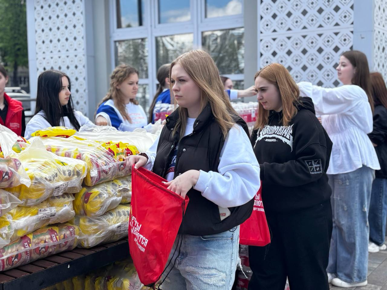 Подольские волонтеры помогли упаковать более 1200 памятных наборов для участников забега «Бежим к Победе» Подольские волонтеры помогли упаковать более 1200 памятных наборов для участников забега «Бежим к Победе»