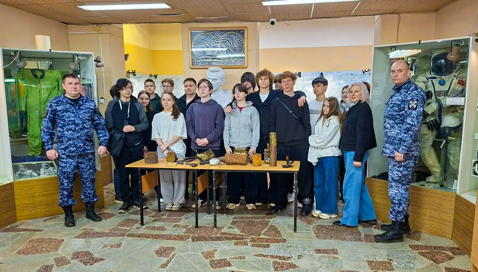 Росгвардейцы провели патриотическое мероприятие для учащихся школ и техникума в Подмосковье Росгвардейцы провели патриотическое мероприятие для учащихся школ и техникума в Подмосковье