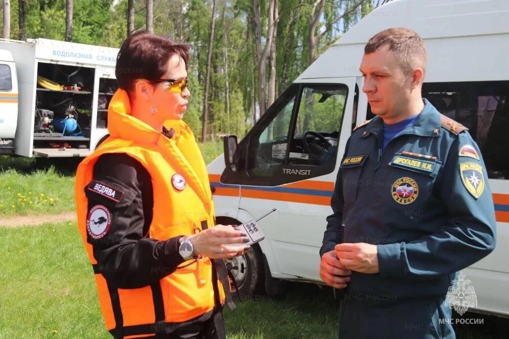Спасатели и добровольцы объединили усилия в учениях по поиску утонувших на озере Сенеж Спасатели и добровольцы объединили усилия в учениях по поиску утонувших на озере Сенеж