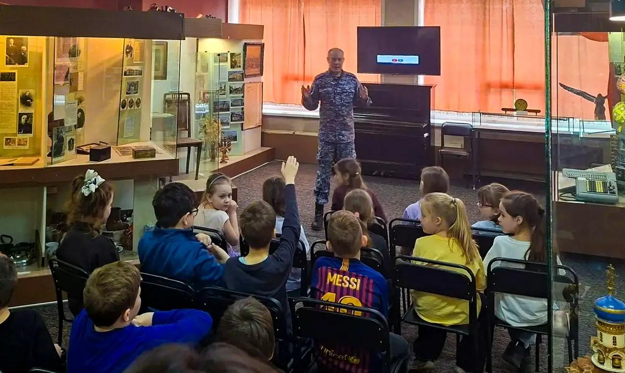 В рамках 10-летия со Дня образования Росгвардии сотрудники Пушкинского отдела вневедомственной охраны Главного управления Росгвардии по Московской области провели урок мужества для учащихся школ и техникума имени С.П....