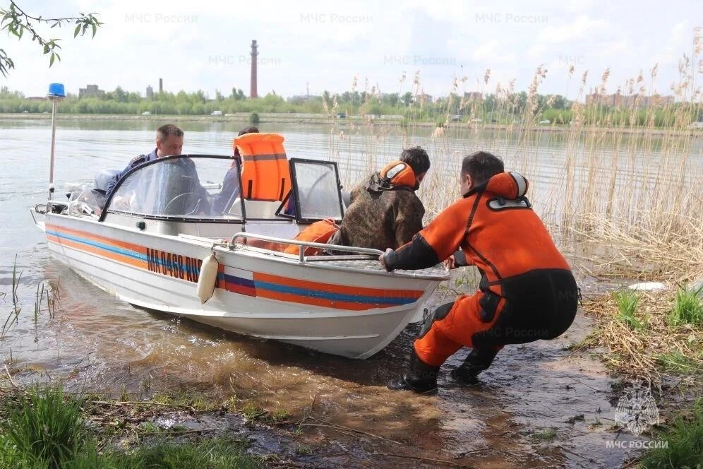 Спасатели и добровольцы объединили усилия в учениях по поиску утонувших на озере Сенеж Спасатели и добровольцы объединили усилия в учениях по поиску утонувших на озере Сенеж