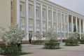 Весна в городе. На Общественном пространстве зацвела ирга — её нежные белые соцветия уже украшают территорию и создают атмосферу уюта